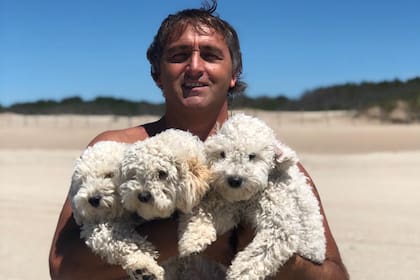 Carlos Retegui descansa en la playa de Pinamar antes de emprender un nuevo ciclo con las Leonas