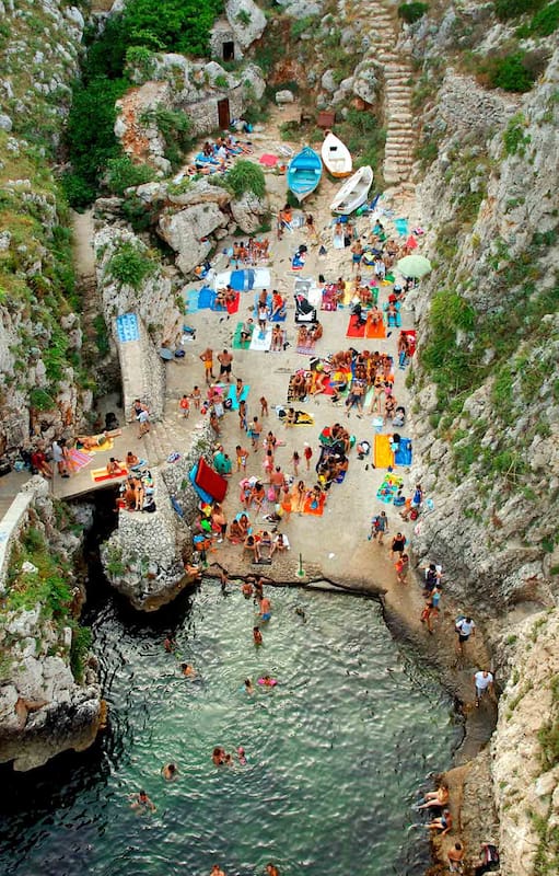 Una de las playitas minúsculas y llenas de gente de Salento.