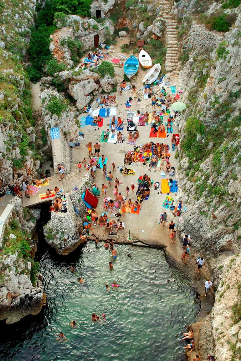 Una de las playitas minúsculas y llenas de gente de Salento.