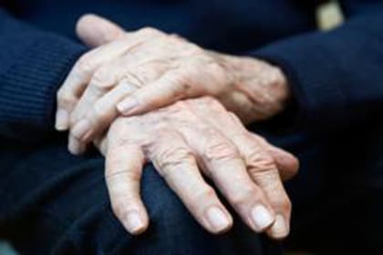 La enfermedad de Parkinson es un trastorno del movimiento y se caracteriza por un temblor en las manos y otras partes del cuerpo. La edad promedio de inicio es a los 60 años, pero a veces ocurre antes.