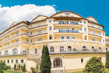 A doscientos kilómetros de ahí, su marido transita el aislamiento en el Gran Hotel Sonnelbichl –un cuatro estrellas y media ubicado en los Alpes de Alemania–, junto a veinte concubinas
