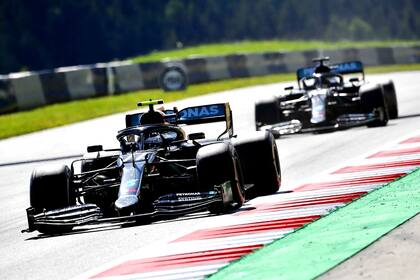 Los Mercedes de Lewis Hamilton y Valtteri Bottas largarán primero y cuarto en Estiria.