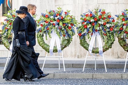 “Uno se siente extraño en una plaza casi vacía, pero sé que están experimentando esta conmemoración nacional y que estamos acá, juntos”, dijo el rey Guillermo Alejandro durante el Día Nacional del Recuerdo, en Ámsterdam.