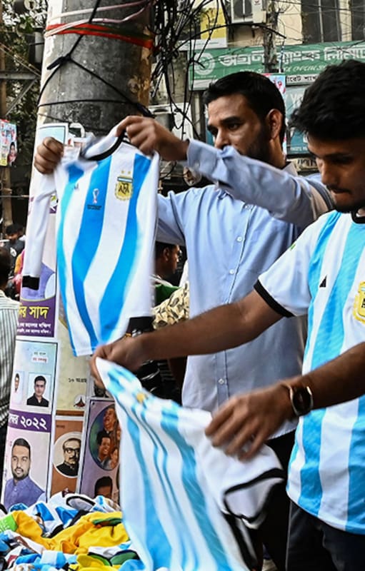Hinchas bangladesíes de la selección argentina