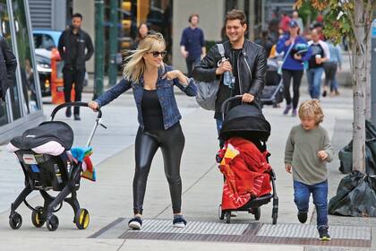 Los Bublé-Lopilato viven entre Vancouver y Buenos Aires. Según cuenta el artista, en su casa se habla mayormente español. Como sus trabajos los hacen viajar por el mundo, con Luisana tienen una regla de oro: nunca deben pasar más de tres semanas lejos de casa.