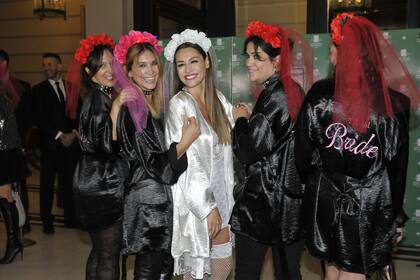 Junto a algunas de sus amigas, al llegar al Hipódromo de Palermo