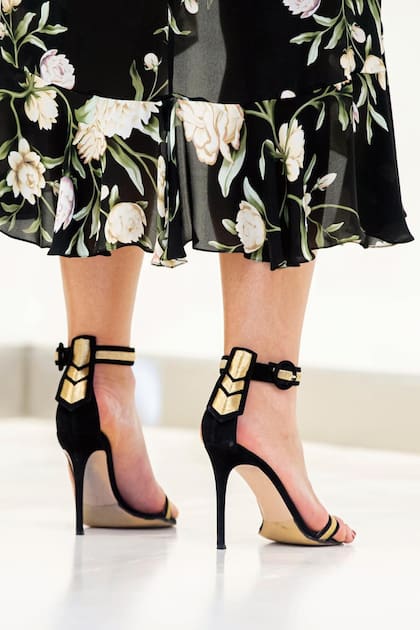 Las sandalias, de Gianvito Rossi, con inspiración naval, en negro y dorado, y una insignia en el talón