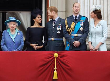Otros tiempos (felices)… Isabel II en el balcón de Buckingham Palace con sus nietos, Harry y William, y sus mujeres, Meghan y Kate.