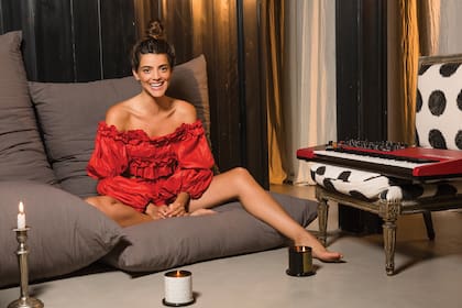 Calu y Joaquín pasan gran parte de las noches en el playroom, donde cantan, recitan poesía, leen libros e incentivan un proyecto que crearon recientemente de música y meditación al que llamaron “Plátano”