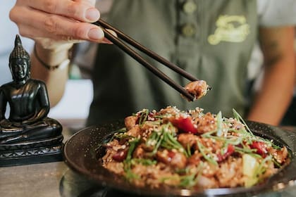 La especialidad son los baos, pitas, woks y una línea de sopas con un ramen y una thai.