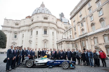 El Papa un modelo del auto eléctrico de Fórmula E, que competirá por primera vez este sábado en Roma