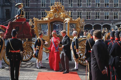 La Carroza de Oro, que el pueblo holandés le regaló a la reina Guillermina con motivo de su entronización, es la más pintoresca. Se la usa para llegar al Parlamento el Día del Príncipe, aunque ahora, mientras está en reparación, se utiliza la Carroza de Cristal, otra de las joyas del parking real.