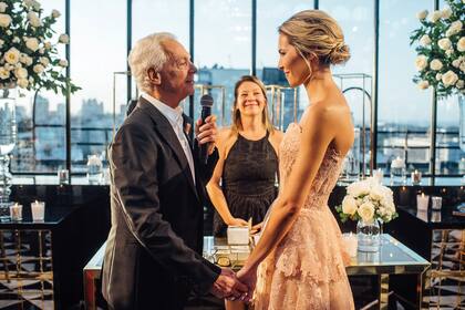 Una imagen de su casamiento civil en el Crystal bar del Hotel Alvear, en febrero de este año.
