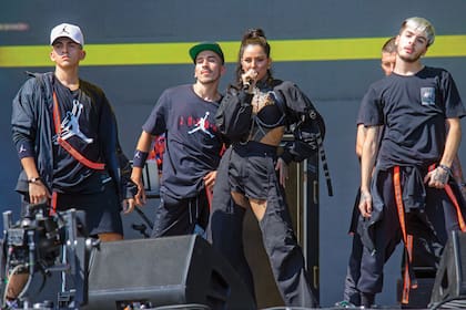 En pleno show, Lelé estuvo acompañada por cuatro bailarines. Su manager Guido Iannaccio –ex novio de Mica Tinelli– la alentó y dejó a la vista la gran relación que tienen: “Les aseguro que esta piba se va a meter en su corazón y en sus parlantes. Te amo, Lelu”, escribió.