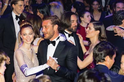 Tres hermanos en la pista: Pierre Casiraghi con Beatrice Borromeo, a su derecha Charlotte Casiraghi con Dimitri Rassam, y detrás asoma Ben Sylvester Strautman, novio de la princesa Alexandra.