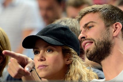 Shakira levantó la bandera de los hinchas agradecidos con el equipo, que incluye a su marido, Gerard Piqué