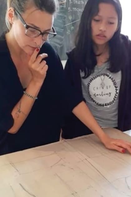 En su rol de profesora, durante una clase de moldería, junto a una de sus alumnas