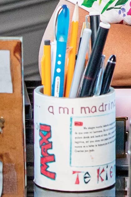 El portalápices es obsequio de una de sus ahijadas, seguramente argentina de la Reina (porque está escrito en español). Se lee “Maxi”, “a mi madrina” y “te kiero”