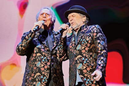 Su abuelo, Joan Manuel Serrat, con Joaquín Sabina, quien recibió el alta médica a fines de febrero, tras su grave caída de un escenario.