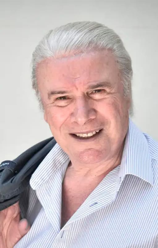 Sus comienzos fueron en las novelas y en los unitarios nocturnos, hasta que en 1979 Hugo Moser le propuso protagonizar la comedia Los hijos de López