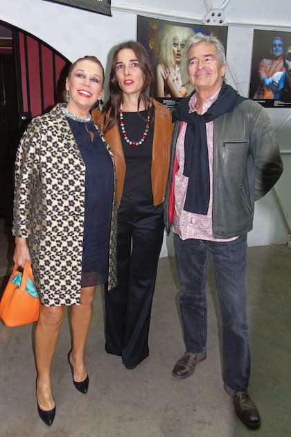 Con su hija Juana Viale y su primer marido, Ignacio Viale del Carril, con quien mantiene una excelente relación.