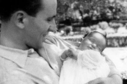 Enrique Shaw no había podido estar en el nacimiento del primer hijo por causa de estar navegando como marino; por eso, entre otras cosas, decidió cambiar de vida: abandonó la armada y se volcó al mundo empresario