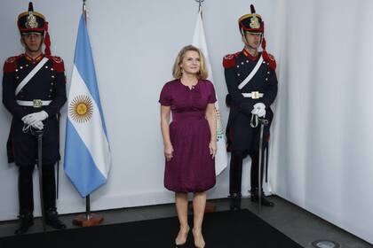 Malgozata Tusk –mujer de Donald Tusk, que preside el Consejo Europeo– eligió un vestido color uva con escote fruncido, cintura ceñida y falda globo.
