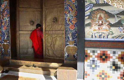 El acceso a dzong Tashichoe, monasterio en la capital de Bután.
