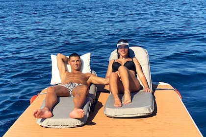 La pareja descansa en su embarcación de 18 millones de dólares.