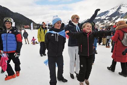 Sus hermanos menores, Benicio y Taína, lo aplaudieron orgullosos. En su primera prueba, el Super G del Esquí Alpino, terminó séptimo, y en la segunda, Slalom Gigante, logró un sexto lugar.