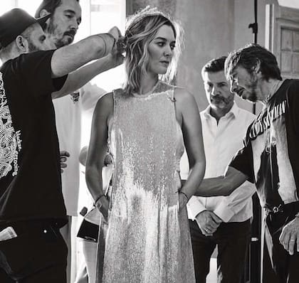 Comandados por Pierpaolo Piccioli, el equipo da los toques finales a la novia antes de la mega fiesta del sábado en el club hípico Casas Novas. Marta llevó un vestido largo escote halter bordado con lentejuelas plateadas, también de Valentino.