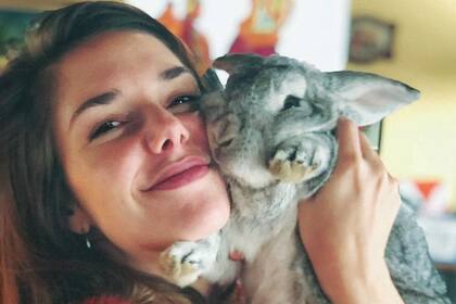 Amante de los animales, tiene como mascota un conejo llamado Albóndiga.