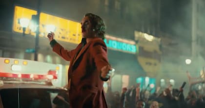 Fragmento de la película Joker donde el protagonista baila sobre un patrullero