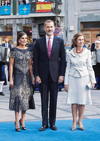 El viernes 19, Sus Majestades volaron a Oviedo, la capital de Asturias, para presidir la ceremonia de los Premios Princesa de Asturias. Como todos los años, la reina Sofía acompañó a su hijo y ocupó su lugar en el palco de honor.