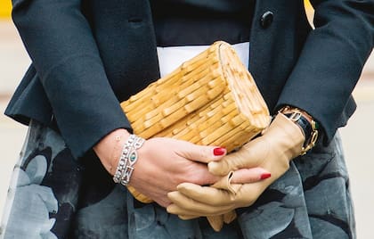 En su viaje a Alemania en mayo de 2019, Máxima fusionó en un mismo look líneas clásicas con un complemento de inspiración oriental: un clutch de bambú