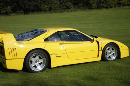 Uno de los mitos que rodearon a este emblemático modelo de Ferrari fue que sólo estaba disponible en rojo. La F40 del sultán de Brunéi lo desmiente; además, tenía volante a la derecha