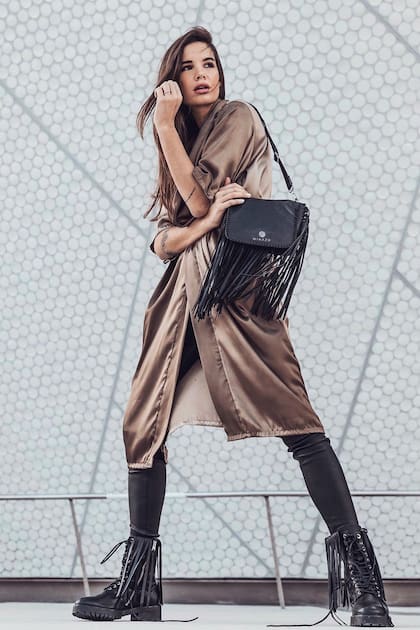 Mrs Monaco es modelo y además tiene su propia marca de ropa y carteras, Mirazo