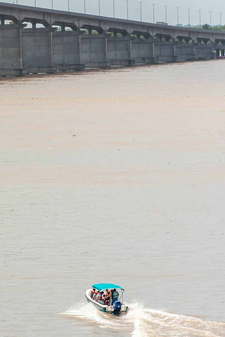 Las aguas del Paraná bajo el puente Rosario-Victoria.