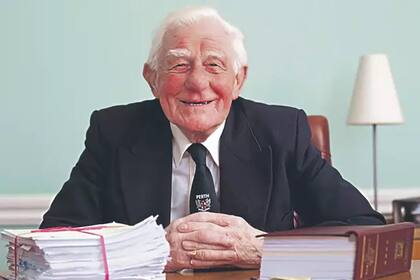 John Burns trabajó para la misma firma de abogados durante 84 años, y murió recientemente a sus 98 en Edimburgo, Escocia