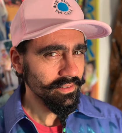 Sorín a medio afeitar, luego de pasarse la maquinita para rebajarse la tupida barba que gastaba. Después de esto, su hija Beta le cortó la chiva.