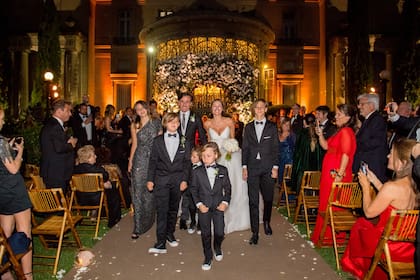 La familia ensamblada al completo: los flamantes marido y mujer junto a sus respectivos hijos, Santino y Delfina –por parte de Roberto- y Bautista, Beltran y Benicio –por parte de Carolina-.