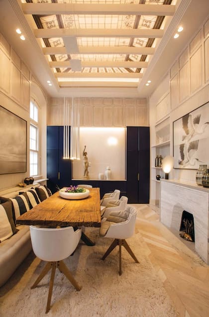 El comedor, del arquitecto y escenógrafo Alberto Negrín, es una fusión de modernidad y pasado. La mesa rústica de un durmiente rescatado (Maifren), las sillas italianas (Vivai) y el sofá (Palermo Design) que descansan sobre una alfombra de pelo (El Espartano) están custodiados por el cielorraso.
