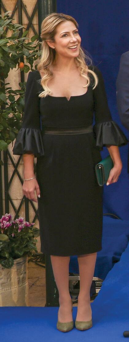 Con un vestido negro de mangas acampanadas, stilettos y sobre en verde, Fabiola acompañó al presidente Fernández durante el encuentro con Benjamín Netanyahu