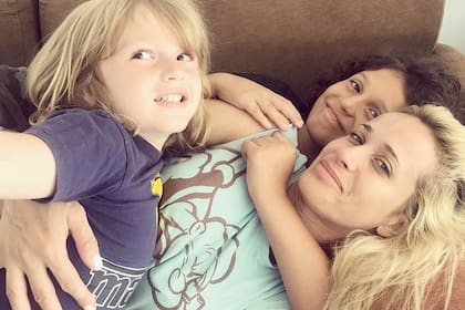 Junto a Mateo (9) y Rocco (5), fruto de su matrimonio con Claudio Contardi, de quien se divorció en 2019. En mayo de este año, tras un fallo judicial, recuperó su casa de Martínez que encontró “en una situación deplorable” y que necesita refaccionar antes de mudarse.