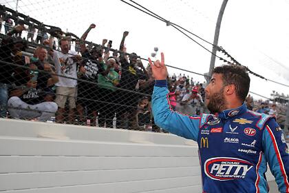 .Cinco mil espectadores fueron habilitados para presenciar la carrera en el autódromo de Talladega; fuera del circuito, una caravana de autos y camionetas se paseó haciendo ondear la bandera confederada, la que prohibió el NASCAR a petición de Wallace