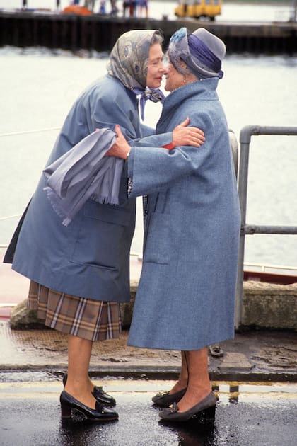 Junto a la Reina Madre, de quien heredó la pasión por los zapatos Rayne. ¿Kate y Meghan adoptarán también esta marca, que ya es tradición en la Corona británica