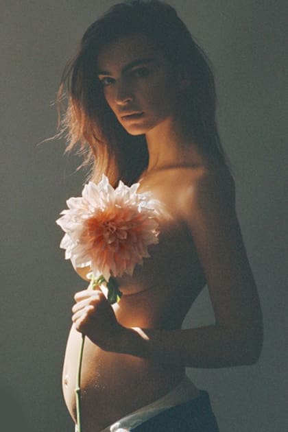 Emily Ratajkowski anunció su primer embarazo con una producción de fotos para la revista Vogue