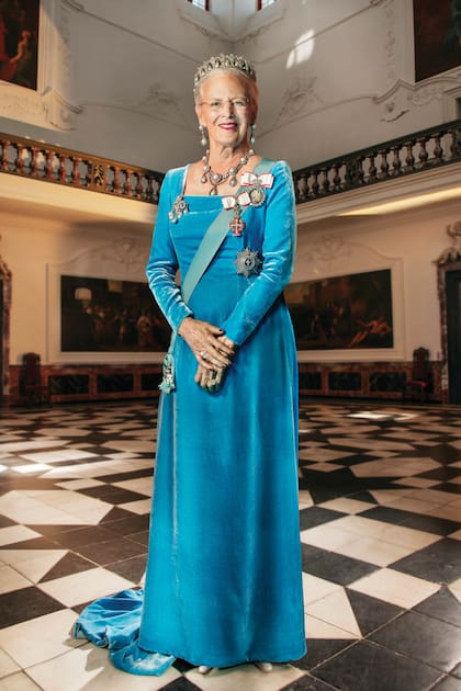 en su último retrato oficial, la soberana posa con la Pearl Poire, la tiara que la acompaña desde su primer posado (tiene dieciocho perlas en forma de pera que cuelgan de diferentes arcos repletos de diamantes).