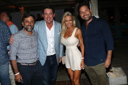 Luciana Salazar junto a algunos amigos en Punta del Este