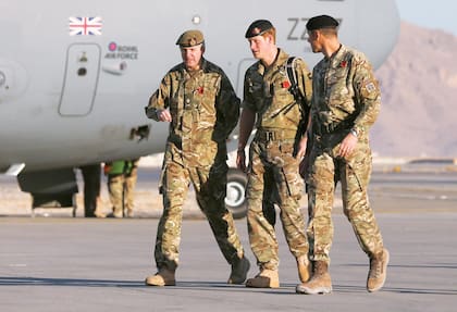Una de las pérdidas que más padece Harry es la de sus grados militares. Como capitán del ejército y piloto de helicópteros, fue enviado al frente, en Afganistán.